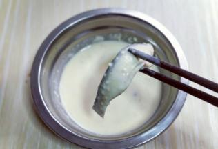起油锅:炸锅中放入食用油，油温8成加入沾满面糊的小鱼，中小火炸至两面金黄即可捞出。(一次不要放太多条小鱼，避免黏连在一起，切记:要用筷子将沾满面糊的小鱼一条一条的放入油锅中，不能心急！但是动作要快。)