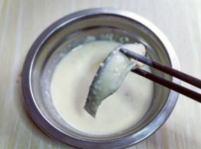 起油锅:炸锅中放入食用油，油温8成加入沾满面糊的小鱼，中小火炸至两面金黄即可捞出。(一次不要放太多条小鱼，避免黏连在一起，切记:要用筷子将沾满面糊的小鱼一条一条的放入油锅中，不能心急！但是动作要快。)