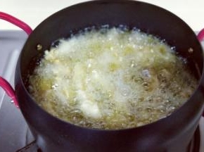 炸好的小鱼两面金黄，放入油纸上吸多余的油腻，依次炸完，我的炸锅小，分批炸了4次。装盘，美味至极。香，酥。