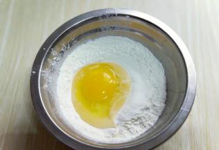 敲一个鸡蛋再里面。