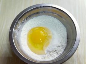 敲一个鸡蛋再里面。