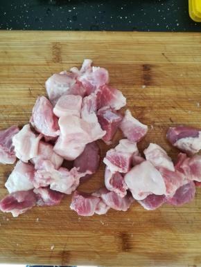前腿肉切成块。