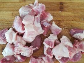 前腿肉切成块。