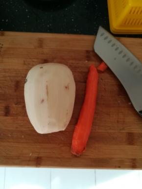 莲藕，胡萝卜洗净削皮