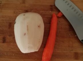 莲藕，胡萝卜洗净削皮