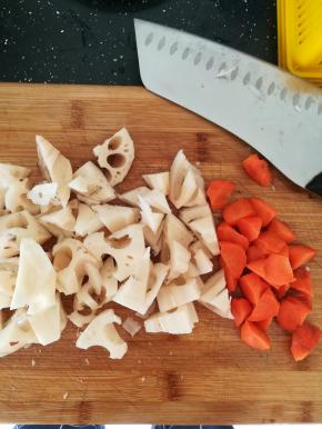 莲藕，胡萝卜切成滚刀块