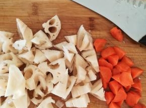 莲藕，胡萝卜切成滚刀块
