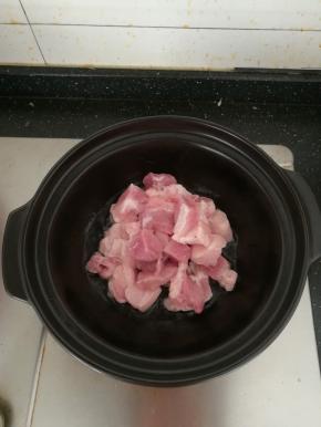 砂锅放油，加入肉块翻炒。