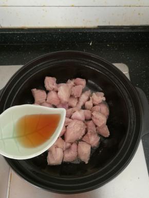 肉块翻炒均匀，变白之后，加入料酒。