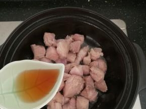 肉块翻炒均匀，变白之后，加入料酒。