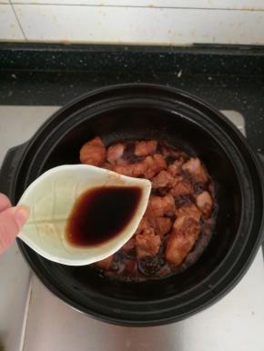 加入醋，让肉更快软烂