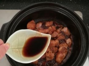 加入醋，让肉更快软烂