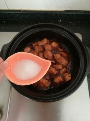 加入一点白糖提鲜。翻炒十分钟。