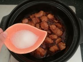 加入一点白糖提鲜。翻炒十分钟。