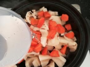 倒入适量的清水。小火炖煮半小时。