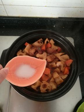 半小时过后。加入食盐。继续炖煮10分钟左右。