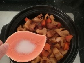 半小时过后。加入食盐。继续炖煮10分钟左右。
