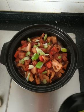 撒上一点葱圈装饰。关火。