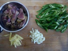 尖椒切斜段，姜切丝、蒜切片。