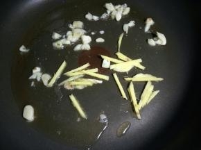 放入姜、蒜爆香。