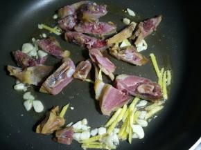 放入鸭块翻炒均匀。