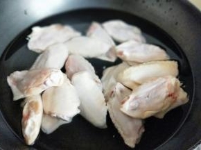 首先将鸡翅洗干净，再焯水，冷水入锅，大火烧开，1分钟即可捞出。