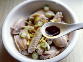 再加入老抽。(老抽不用太多，避免看出来颜色太深)