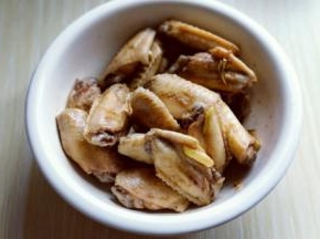 加入白砂糖，抓拌均匀，腌制1小时。