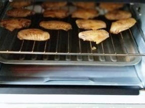 1小时腌制好的鸡翅颜色很漂亮了，摆放再烤网上。(烤网上可以刷上少许油)
入烤箱中层，200度烤10分钟，(烤网下面需要放烤盘，烤盘里面需要放上水，这样比较容易清洗)