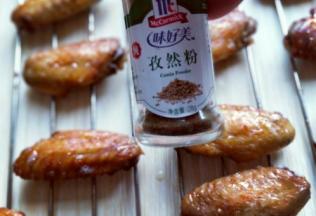 10分钟后戴上隔热手套取出烤网，再鸡翅上刷一层食用油，再撒上胡椒粉。
撒上孜然粉，再次送入烤箱，200度烤10分钟即可出炉。