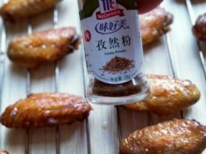 10分钟后戴上隔热手套取出烤网，再鸡翅上刷一层食用油，再撒上胡椒粉。
撒上孜然粉，再次送入烤箱，200度烤10分钟即可出炉。