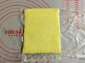 120克B黄油室温软化后，装入中号保鲜袋，擀成16*12公分的长方形黄油片，放入冰箱冷藏备用。