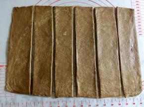 把边缘切齐，分成六分等宽的长条。