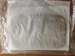 把面片用油纸包好，装入保鲜袋，然后放入冰箱冷冻20分钟。