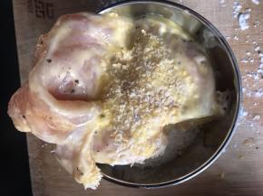 再蘸满面包糠，放进烤盘