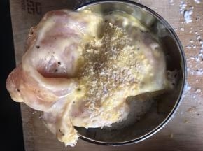 再蘸满面包糠，放进烤盘