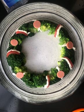 这时可以做点配菜：西兰花撕小朵，焯水，放上火腿肠片和圣女果，挤点沙拉酱，在盘子里铺个小花环，