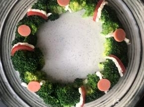 这时可以做点配菜：西兰花撕小朵，焯水，放上火腿肠片和圣女果，挤点沙拉酱，在盘子里铺个小花环，
