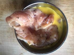 鸡蛋打散，把鸡胸肉放进去滚一圈