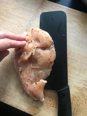 鸡胸肉提前用料酒、精盐和和黑胡椒粉腌制四小时，