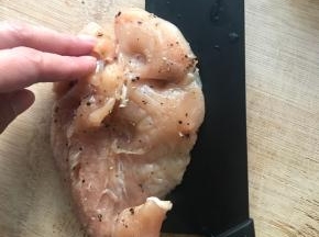 鸡胸肉提前用料酒、精盐和和黑胡椒粉腌制四小时，