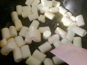 放入棉花糖翻炒，千万不要炒时间长了。