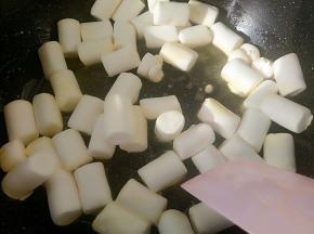 放入棉花糖翻炒，千万不要炒时间长了。