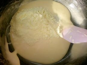 棉花糖化开马上加奶粉，关火翻拌均匀。