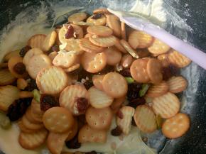 然后倒入饼干，坚果，蔓越莓翻炒几下。