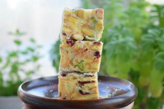 用锯齿刀切成块，雪花酥就做好了