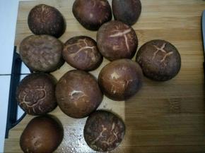 选择大小均匀的香菇。我切的比较多，因为我留着第二天煮面条用。