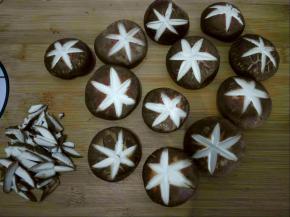 每个香菇切六刀，如图所示。切下来的材料可煮面不会浪费。