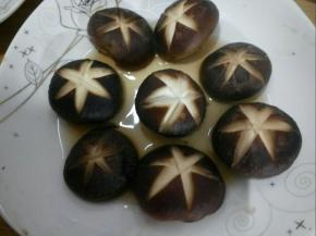 取8个香菇放入盘中。放微波炉高火三分钟，这样可减少在锅中的烹制时间，香菇更容易烂。