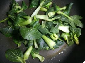 放入青菜炒至断生。